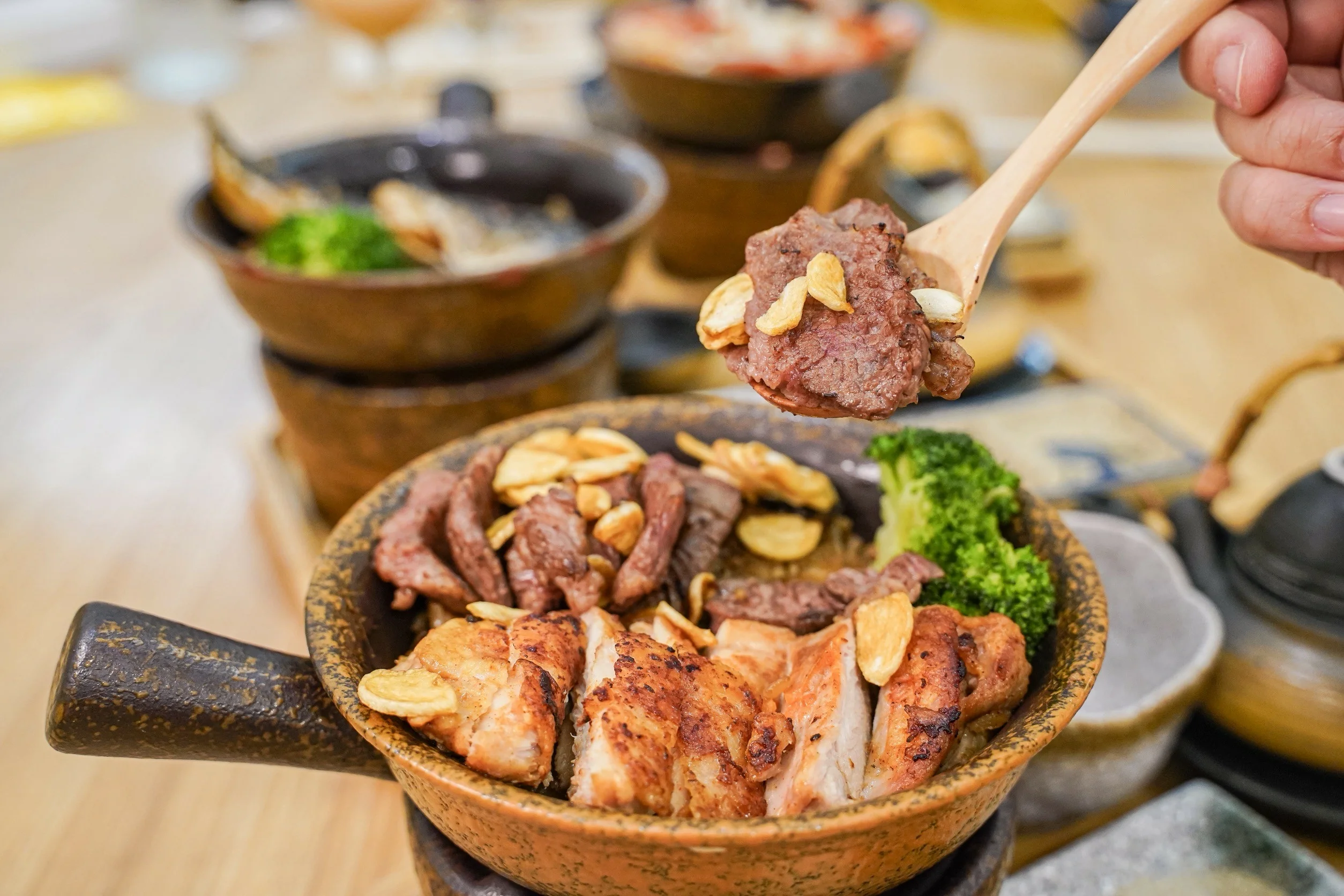 烤雞與牛小排雙拼釜飯近照