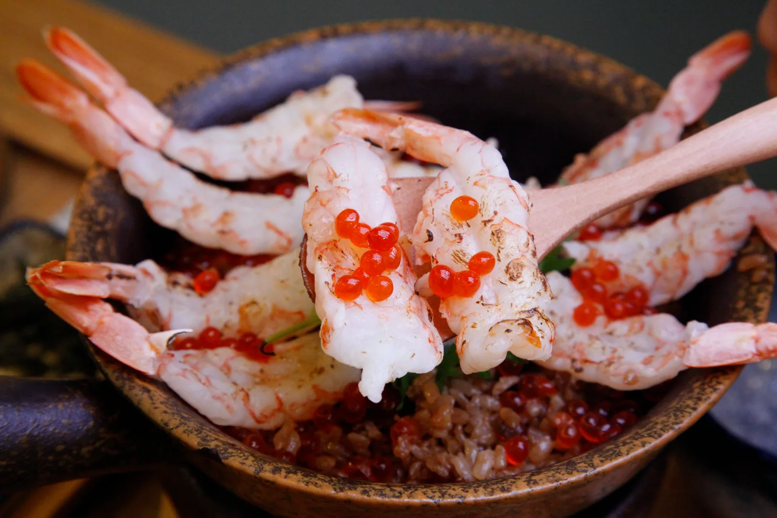 蝦肉與鮭魚卵釜飯近照