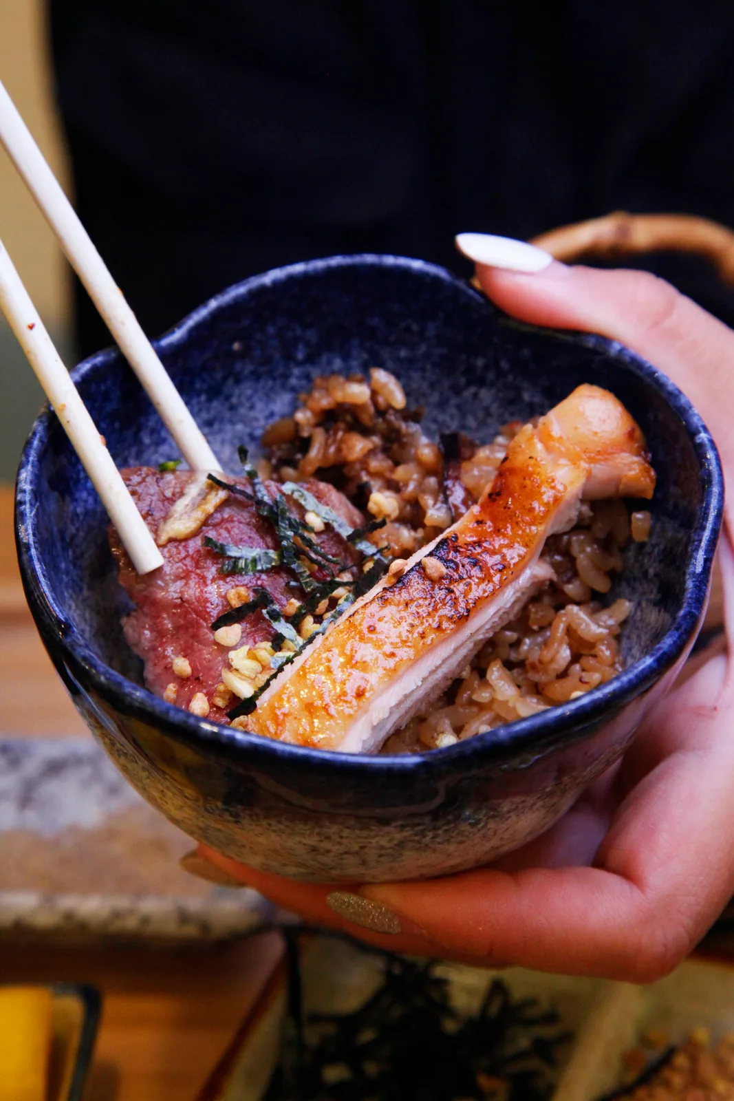 烤雞腿釜飯盛入碗中