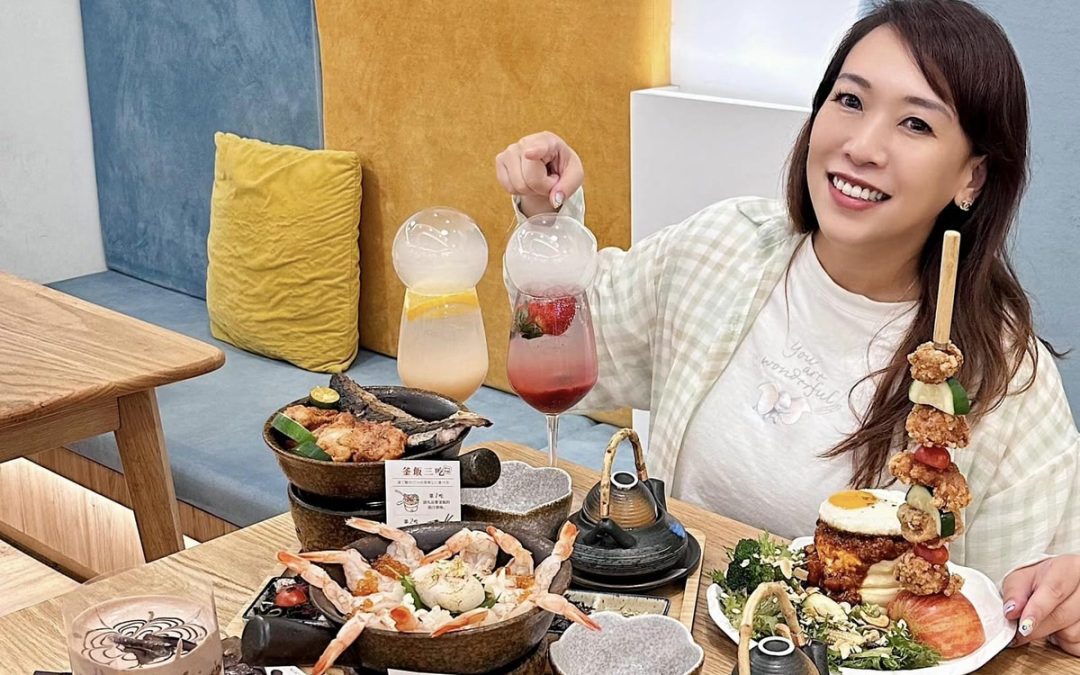 Queena 與兩款釜飯、炸雞舒芙蕾及兩杯氣泡飲合影