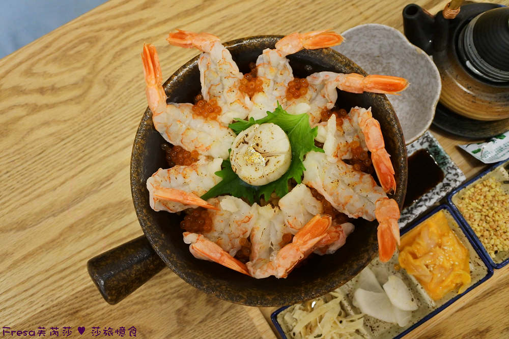 炙燒干貝鮮蝦釜飯斜角近拍