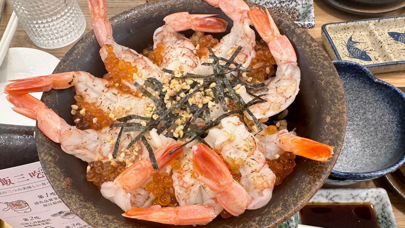 炙燒干貝鮮蝦鋪滿釜飯的海鮮雙拼餐點
