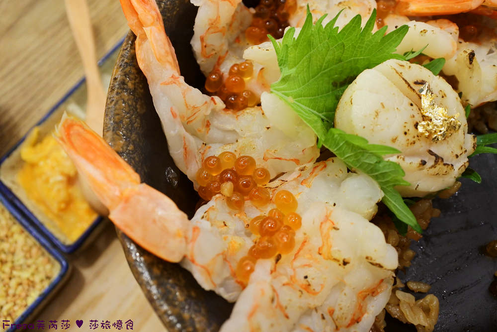 鮮蝦干貝與鮭魚卵釜飯特寫
