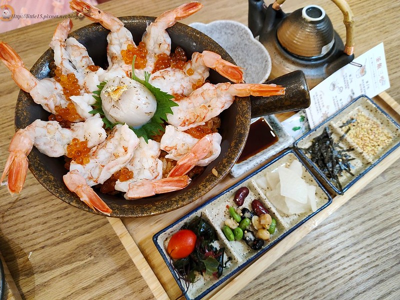 炙燒干貝鮮蝦釜飯與雞湯三吃配料完整餐盤