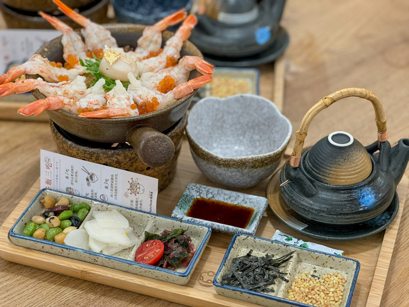 炙燒干貝鮮蝦釜飯與雞湯海苔三吃配料