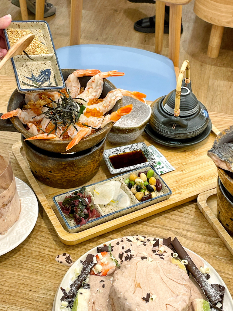 鮮蝦釜飯鯖魚烤雞釜飯與巧克力舒芙蕾同桌