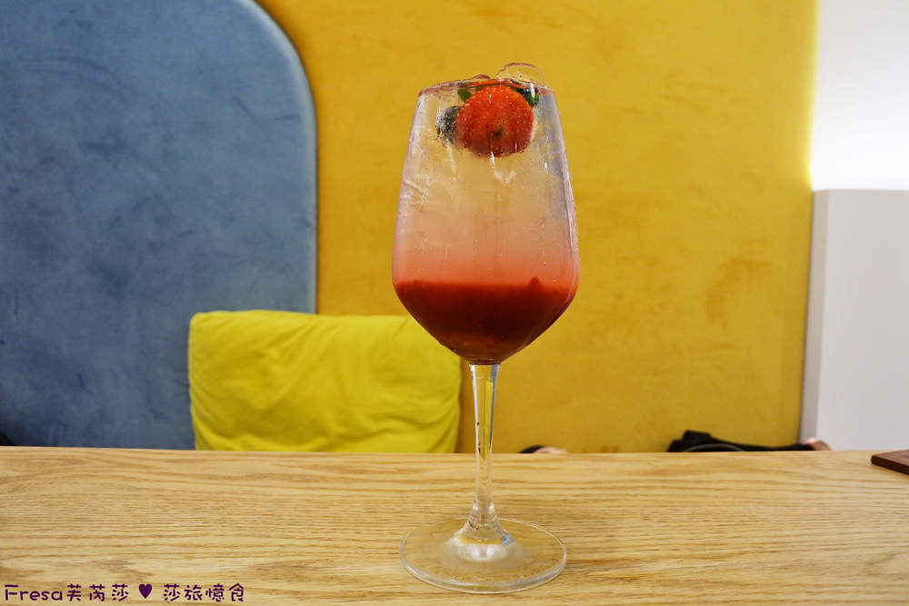 招牌莓果氣泡飲完整杯身