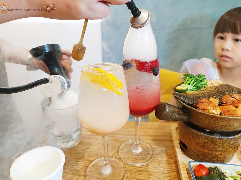 服務人員為白桃與莓果氣泡飲製作泡泡