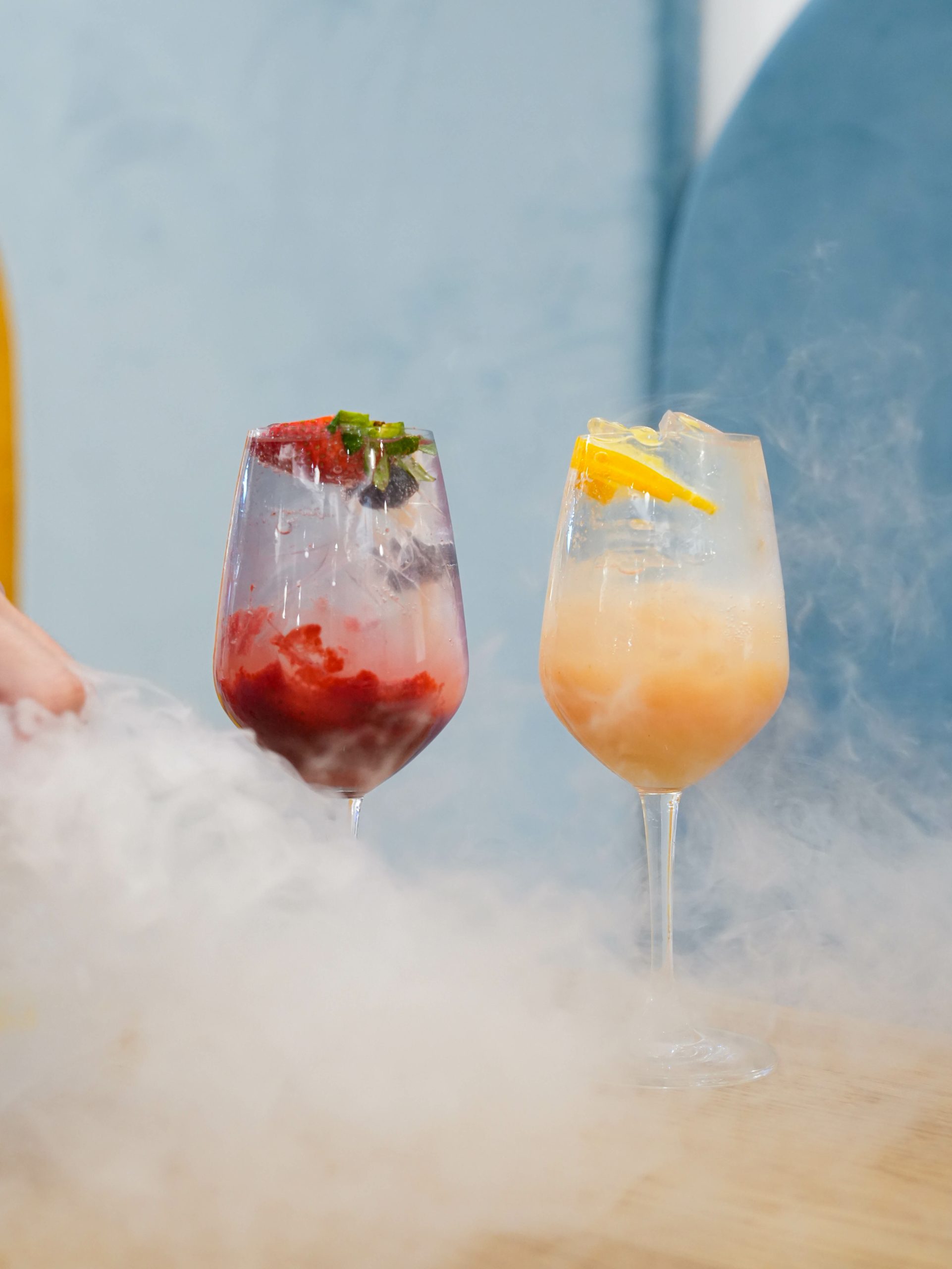莓果與白桃氣泡飲周圍煙霧效果