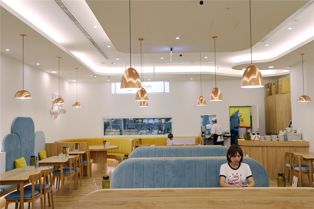 Mochi Mochi 台南三井店明亮用餐空間全景