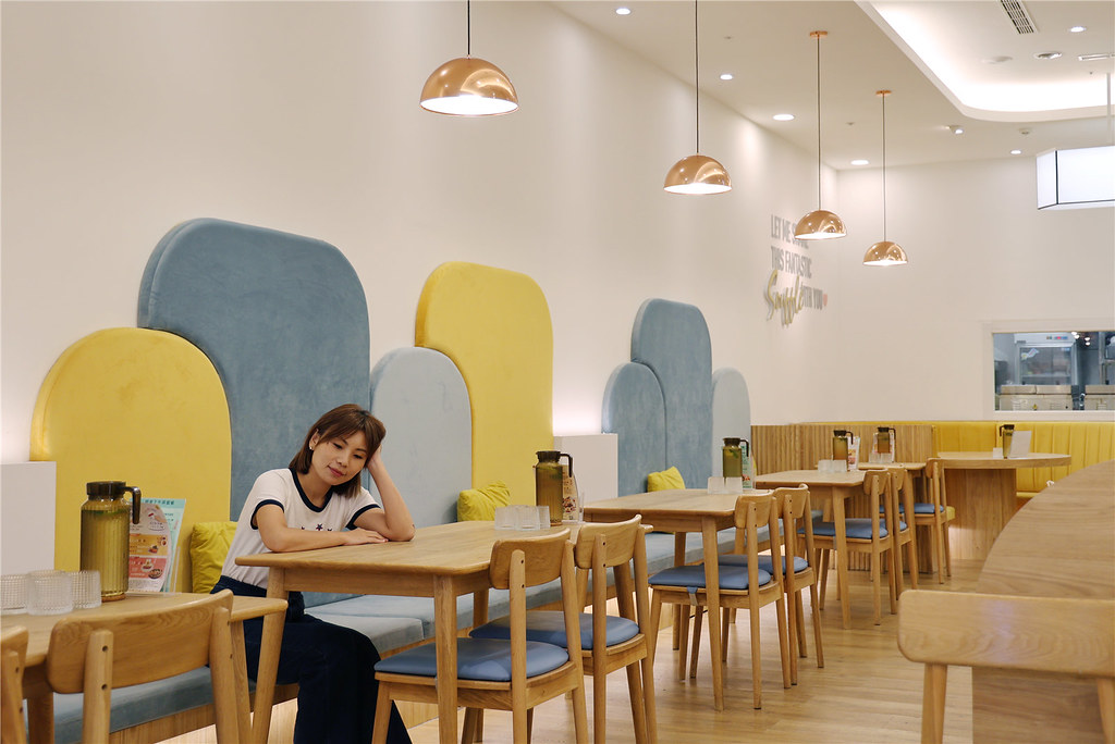 Mochi Mochi 台南三井店木質桌椅座位區