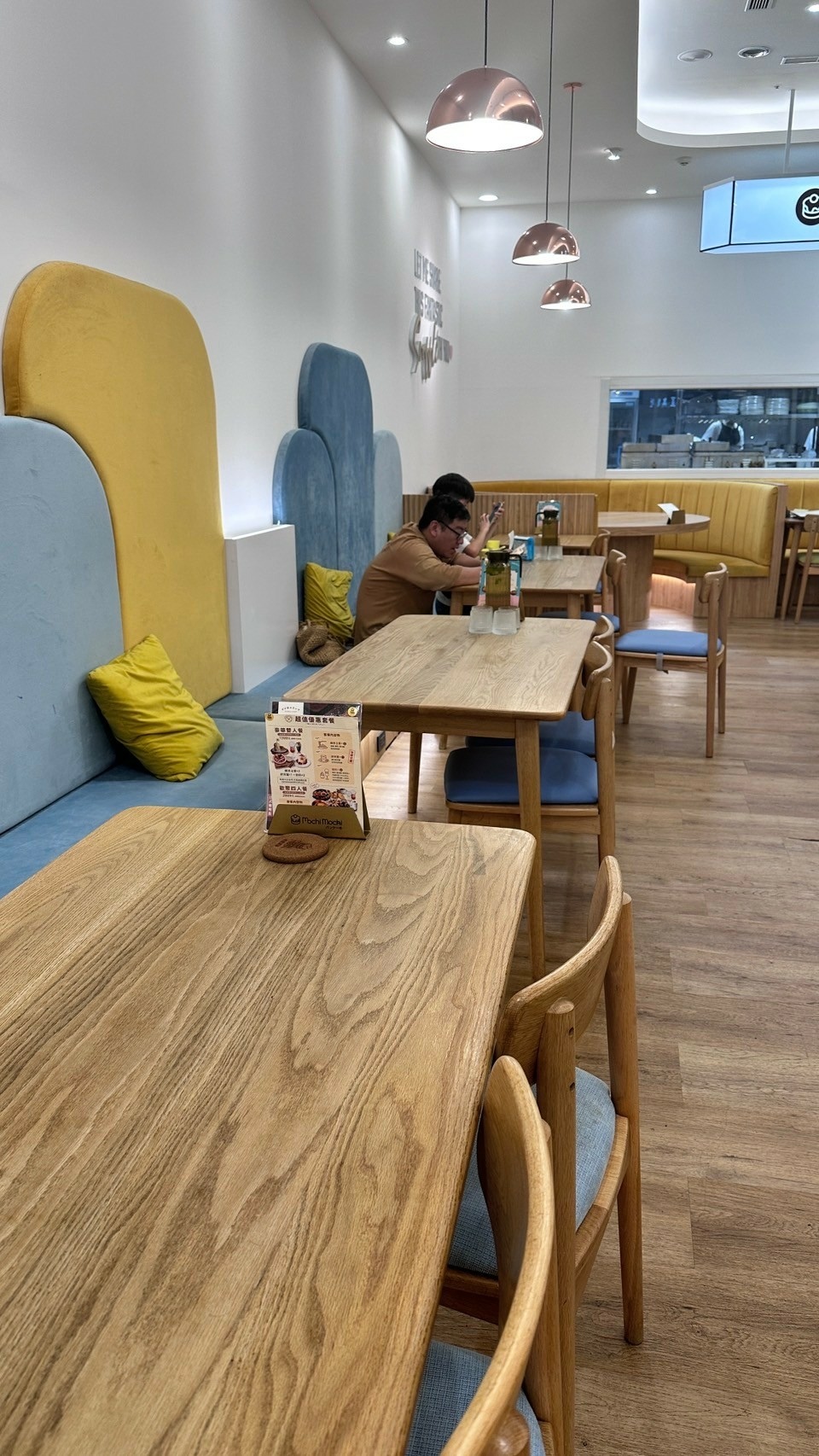 Mochi Mochi 台南三井店木桌與彩色座椅用餐區