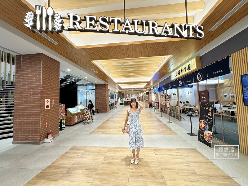 台南三井 Outlet 餐廳區入口與商場走道