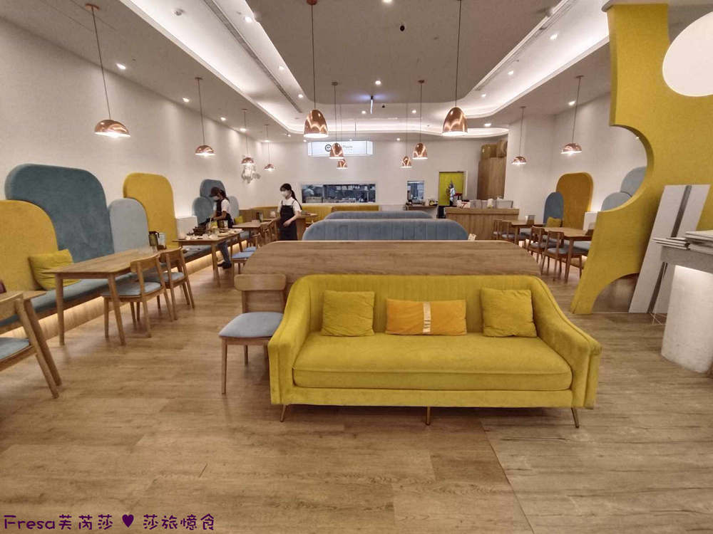 台南三井店黃色沙發與室內座位全景