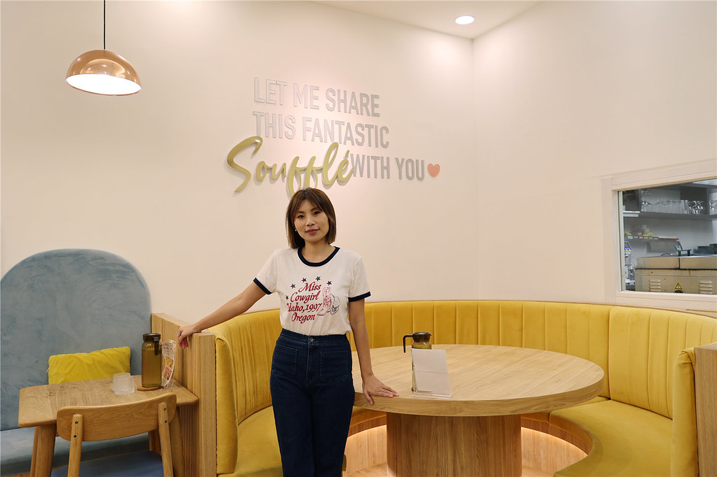 台南三井店黃色弧形沙發與牆面標語