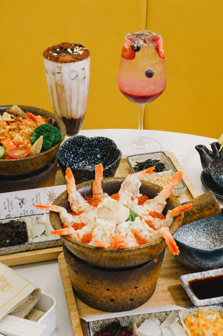 炙燒干貝蝦雙拼釜飯與飲品餐桌全景