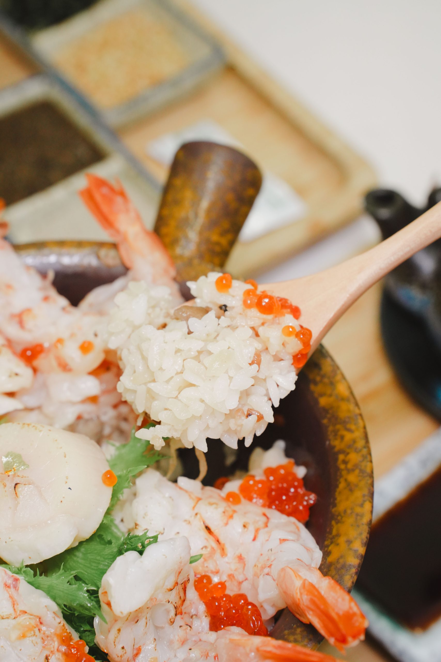 炙燒干貝蝦雙拼釜飯與蝦肉近照