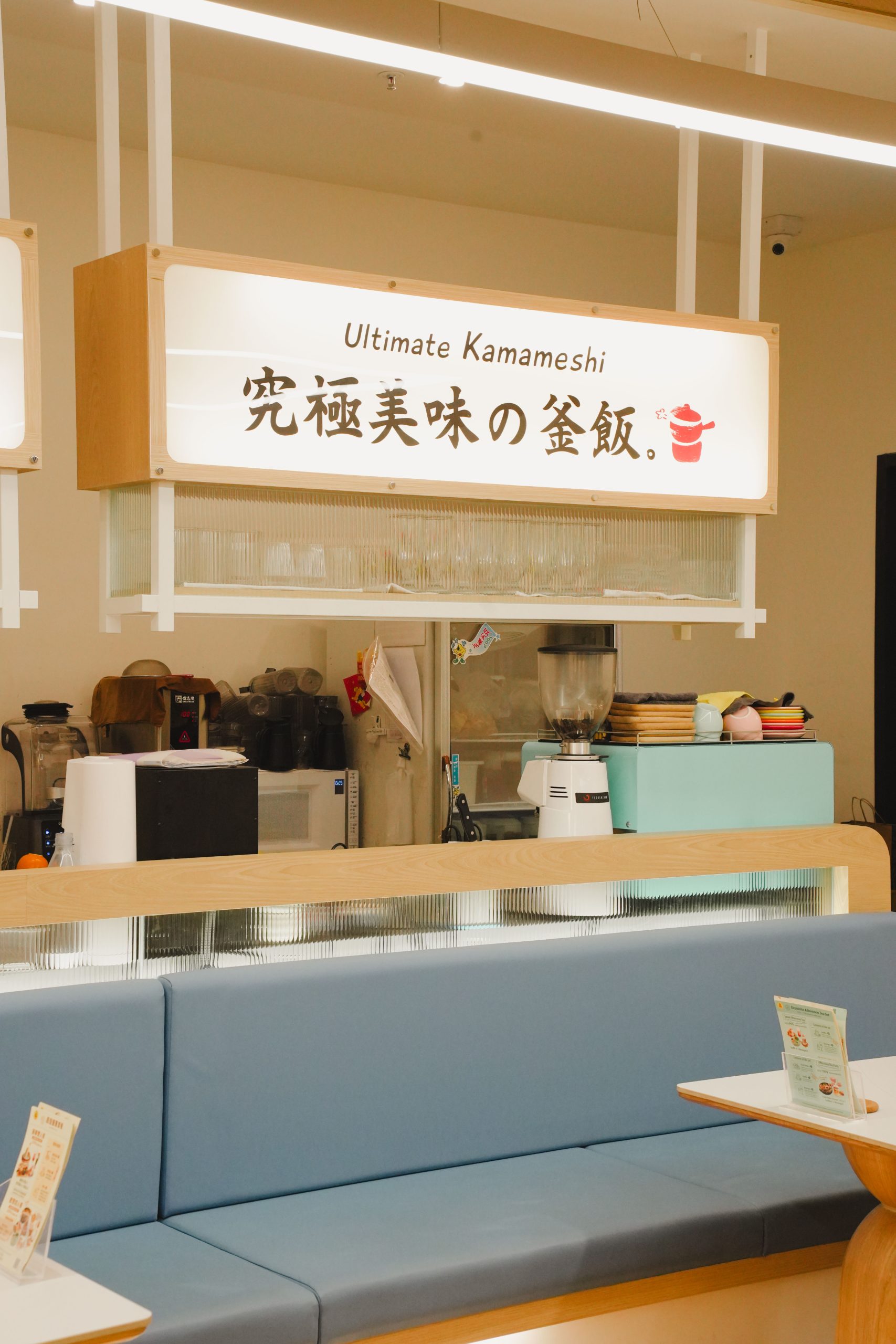 Mochi Mochi 鬆餅屋高雄義享店招牌與座位區