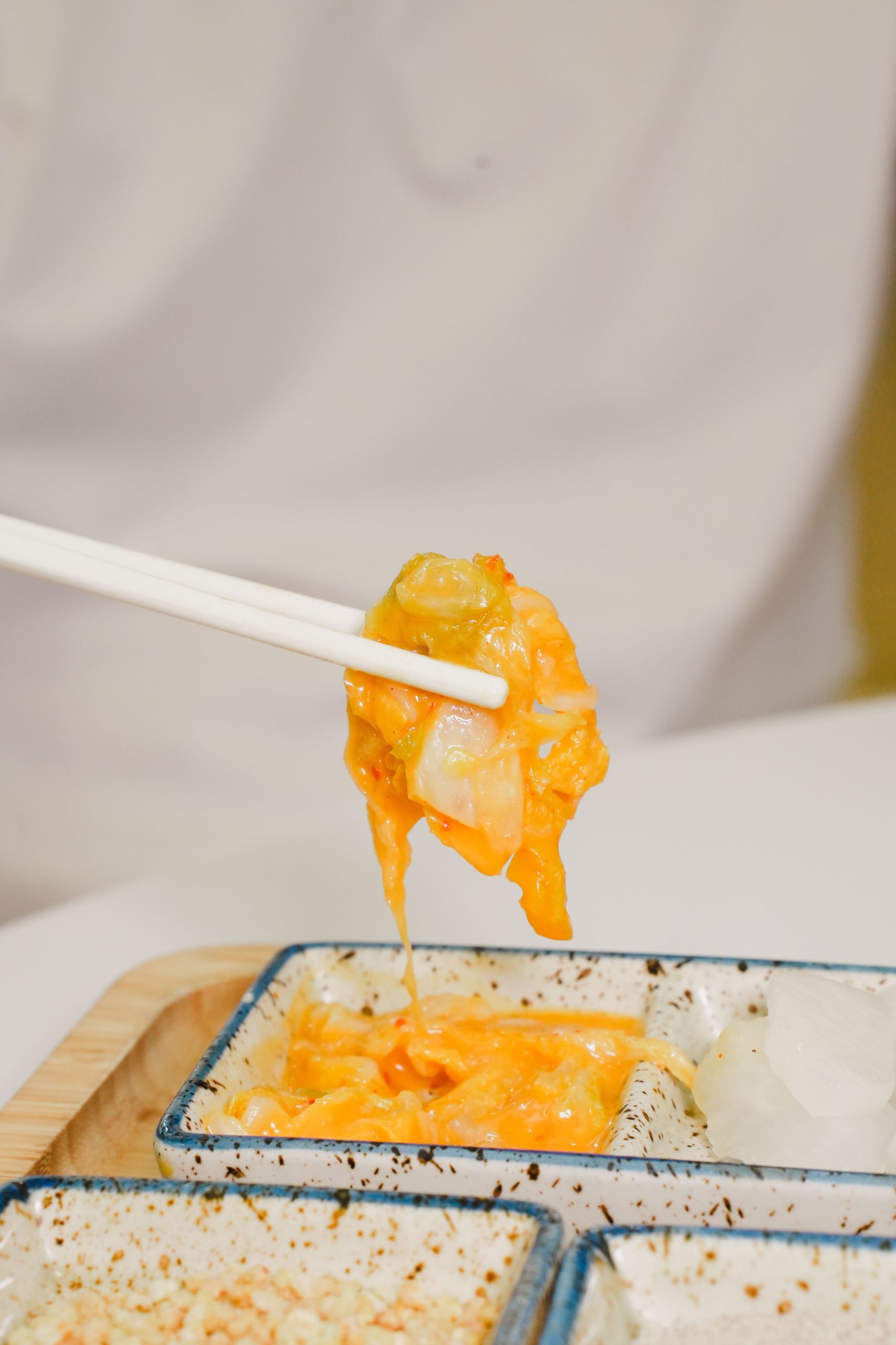 炙燒干貝蝦雙拼釜飯配料近照