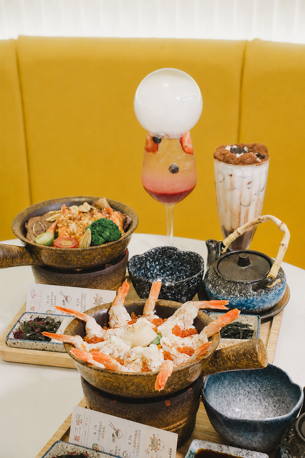 高雄義享店釜飯、莓果氣泡飲與餐桌上的餐點